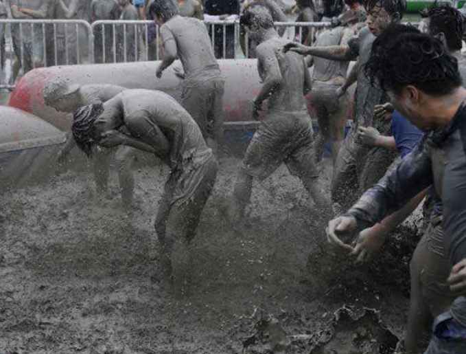 亚洲最脏的节日男性裸露上半身互相涂抹泥浆就在日本
