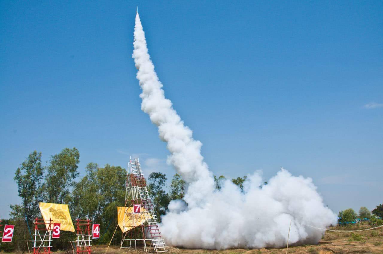 你见过拜神求雨可你见过发射火箭求雨么泰国来我们这带你玩