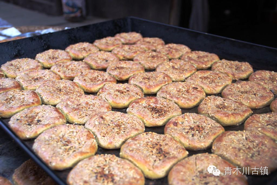 时间: 每晚8点以后 地点: 青木川古镇酒吧一条街 吹着河风,品着美食