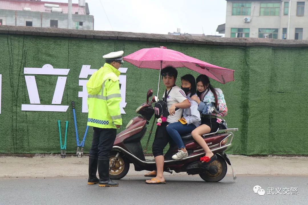 又一起遮阳伞带来的事故武义男子骑电动车撞上栏杆