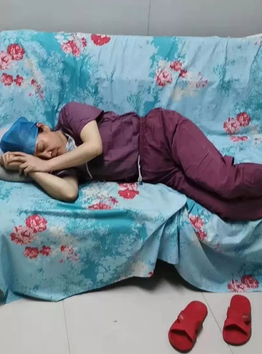 医护人员睡觉的样子图片