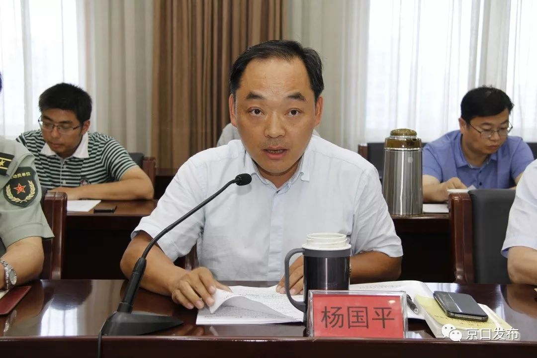 (滑动查看下一张图片)会上,中心组成员施正中,孙国平,倪新明,杨国平作