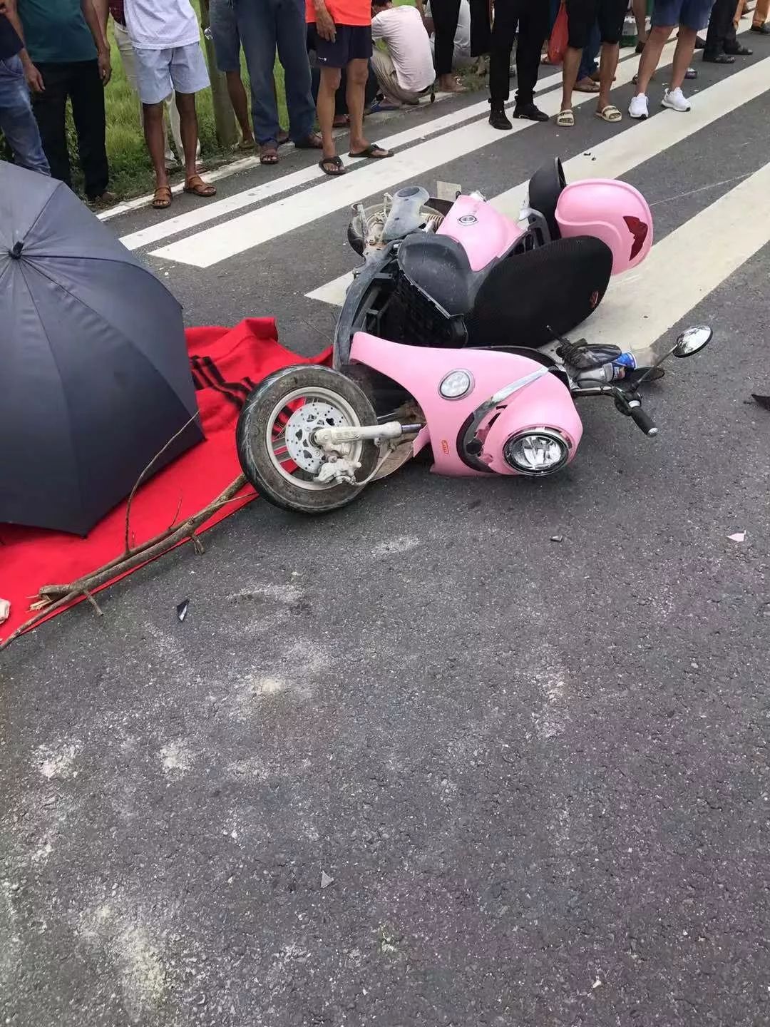 震惊吴川黄坡某加油站附近发生交通事故致一人死亡