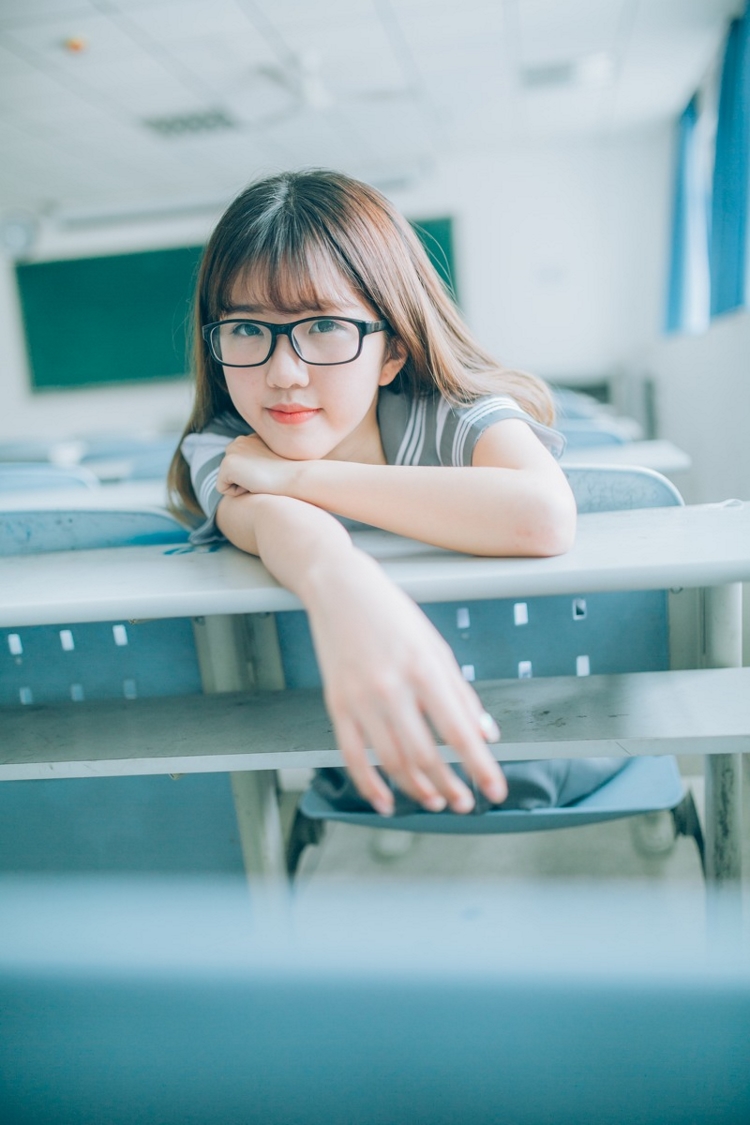 性感美女时尚写真眼镜少女校园制服笑容迷人清纯甜美养眼