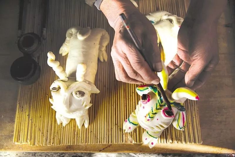 首先根据家庭实有人数,给每个人先捏一个大花馍.