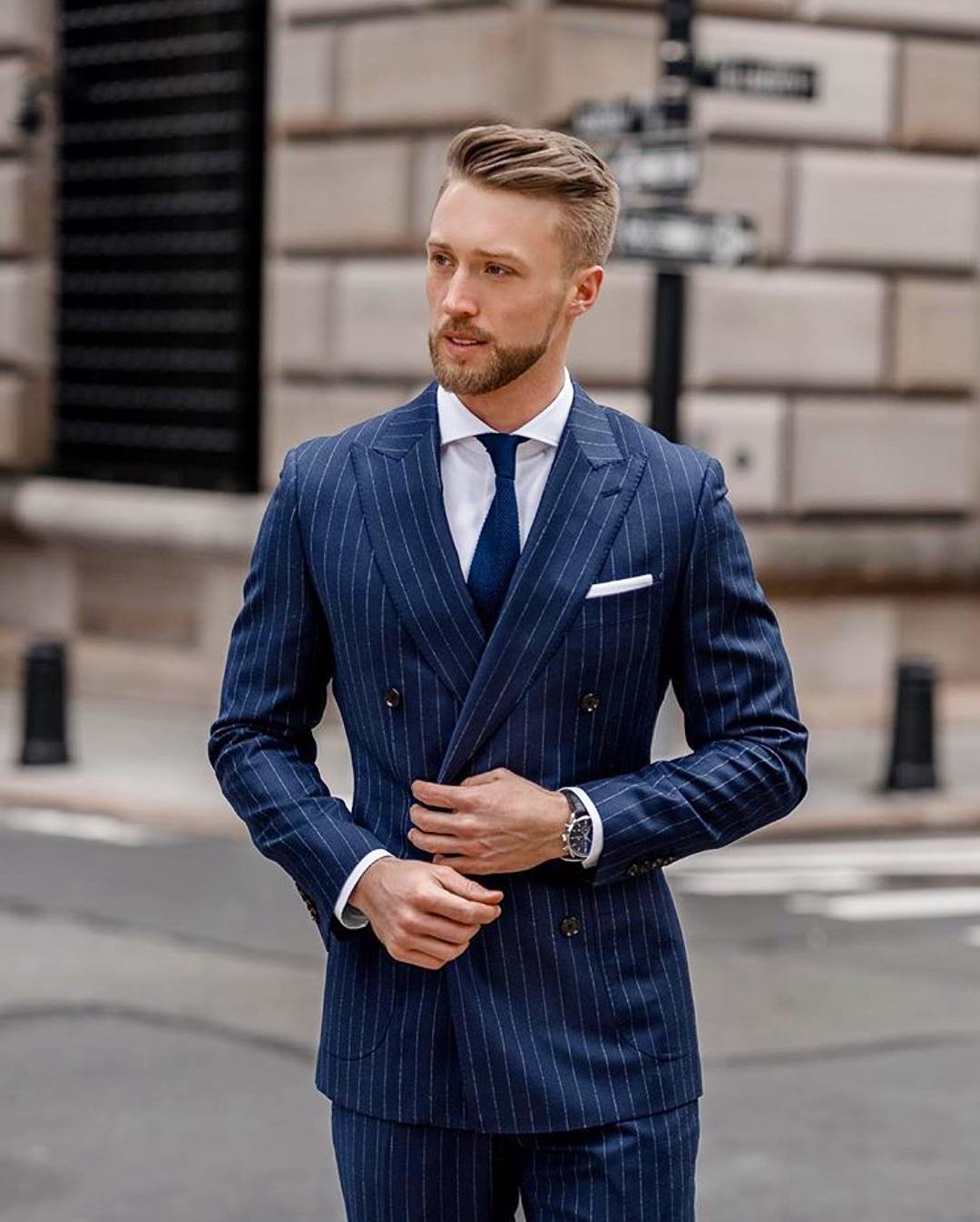 c西先生西服定制——职场男士,该如何选择一套体面的西服呢?_西装