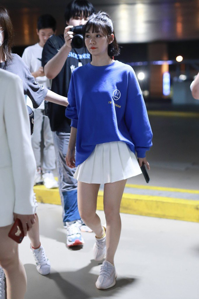 段奥娟蓝色笑脸卫衣搭配白色百褶裙,青春洋溢