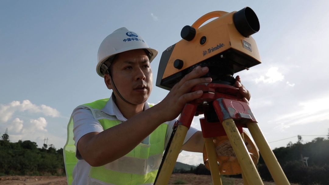 白芝勇,中铁一局五公司的精密工程测量高级技师.