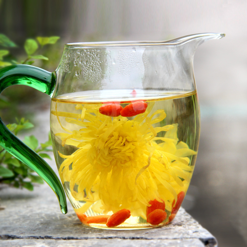 老师也只能在最后的时候多调养,保温杯泡菊花,清热下火.