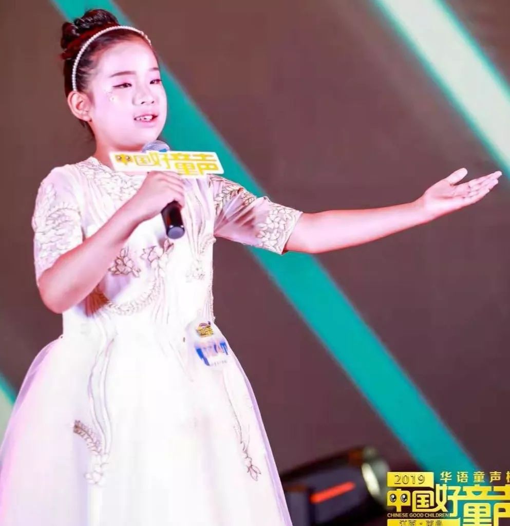流行童声少年组小选手焦小轩决赛场上一展明星风范!