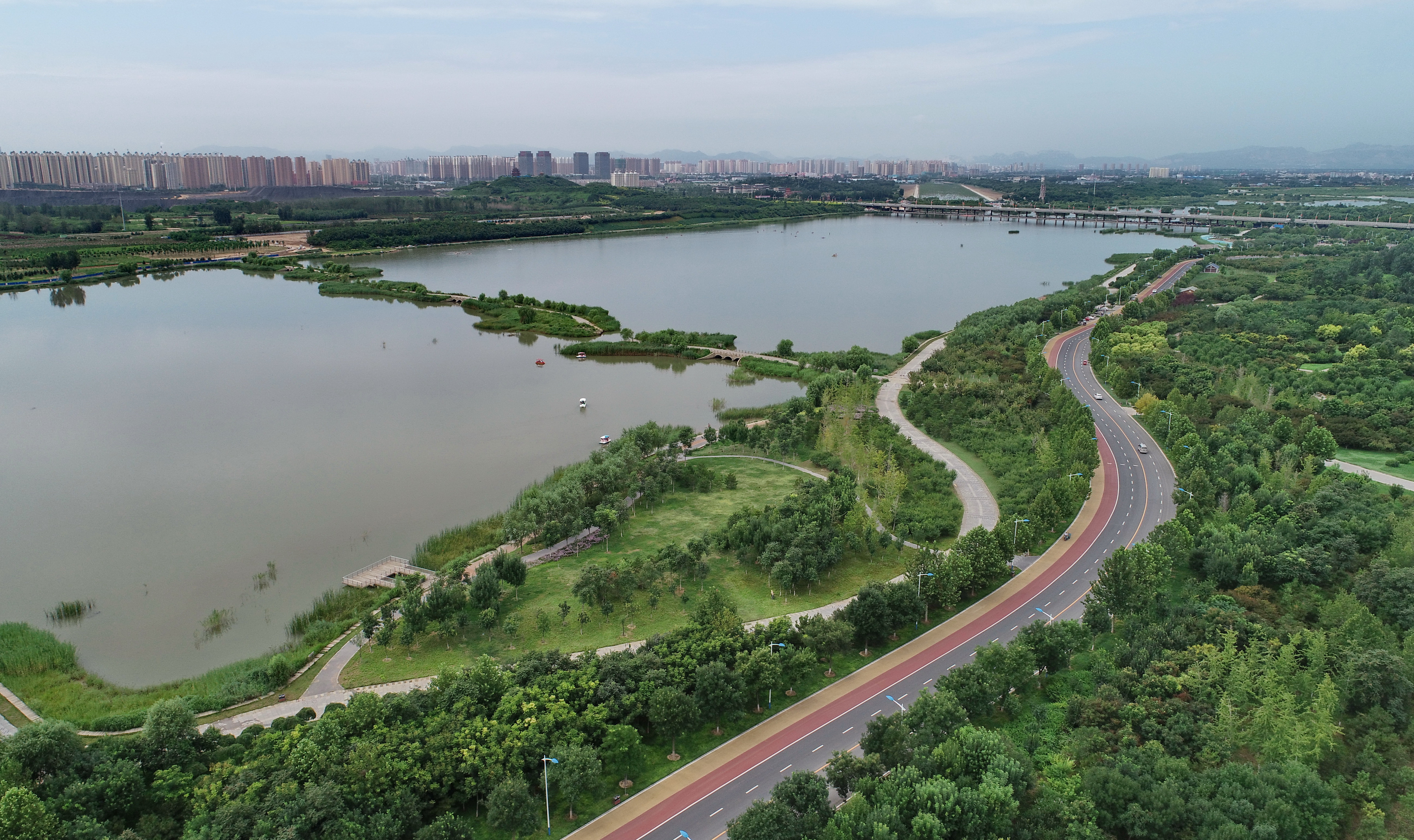 8月13日,游客在石家庄市滹沱河景区荡舟观光(无人机拍摄)