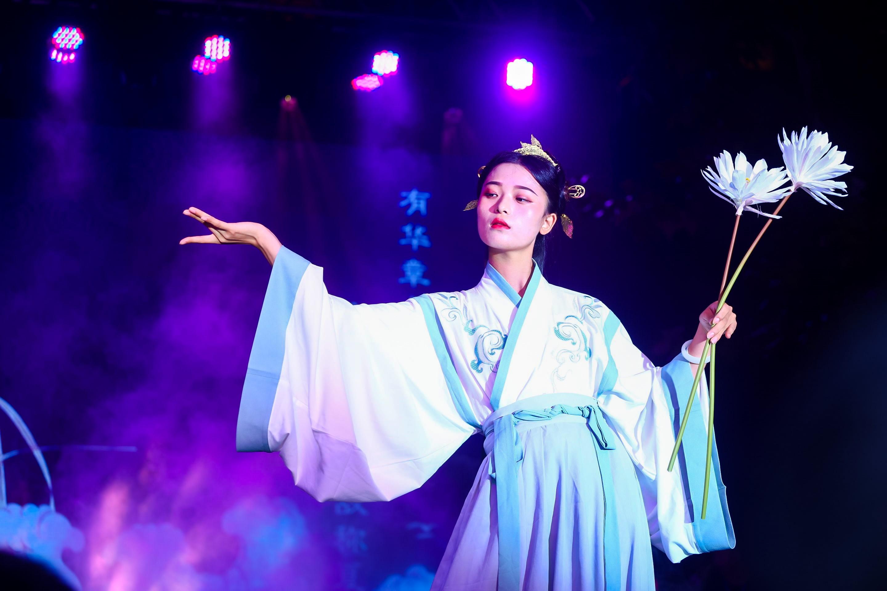 民俗夜市,恢弘雅致的民族礼乐舞蹈,一群风姿绰约的"汉服美女"款款移步