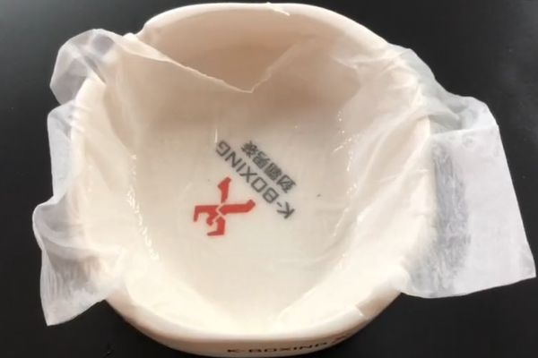 抽烟时,一定要在烟灰缸里放张纸,10个烟民9个都需要_纸巾