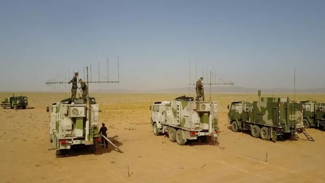 确定红方动向后发射强电磁干扰蓝方随即派出无人机和地面部队展开搜索