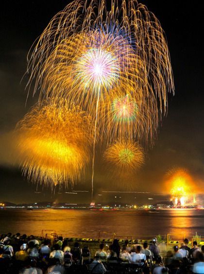日本关门海峡举行烟花大会15000发烟花点亮夜空
