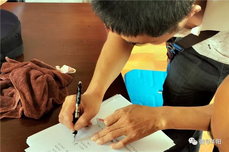 核对身份证,签字,按手印,网银转账,发放现款……农民工们有序地排队领