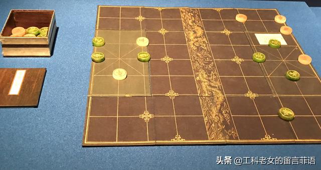 皇帝玩的棋棋子晶莹剔透