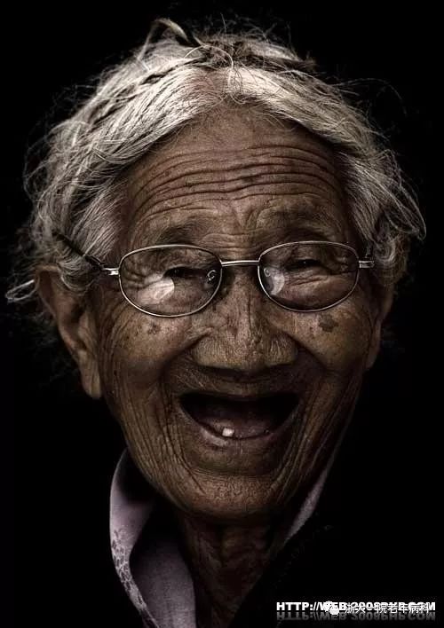 透过颜色看衰老老年人皮肤的红白黑