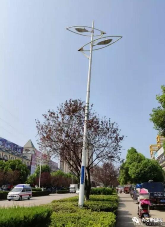 危险!六安磨子潭路灯杆"歪斜",路灯"悬吊"