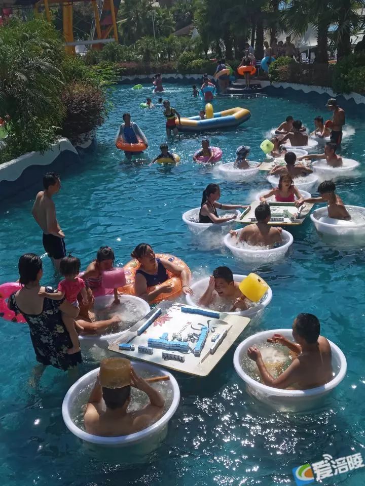 吃着巨无霸冰棍在水上打麻将涪陵这个地方火了