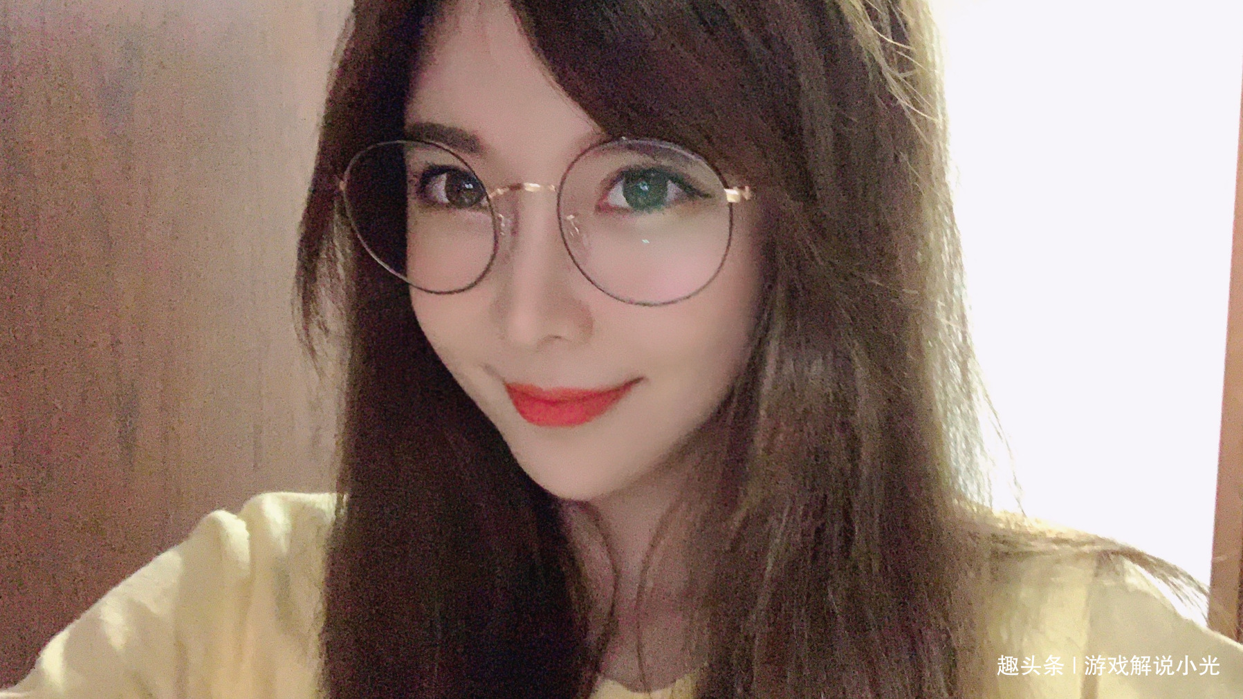 lpl第一美主持人nara下岗后直播成日常工作美腿为粉丝福利