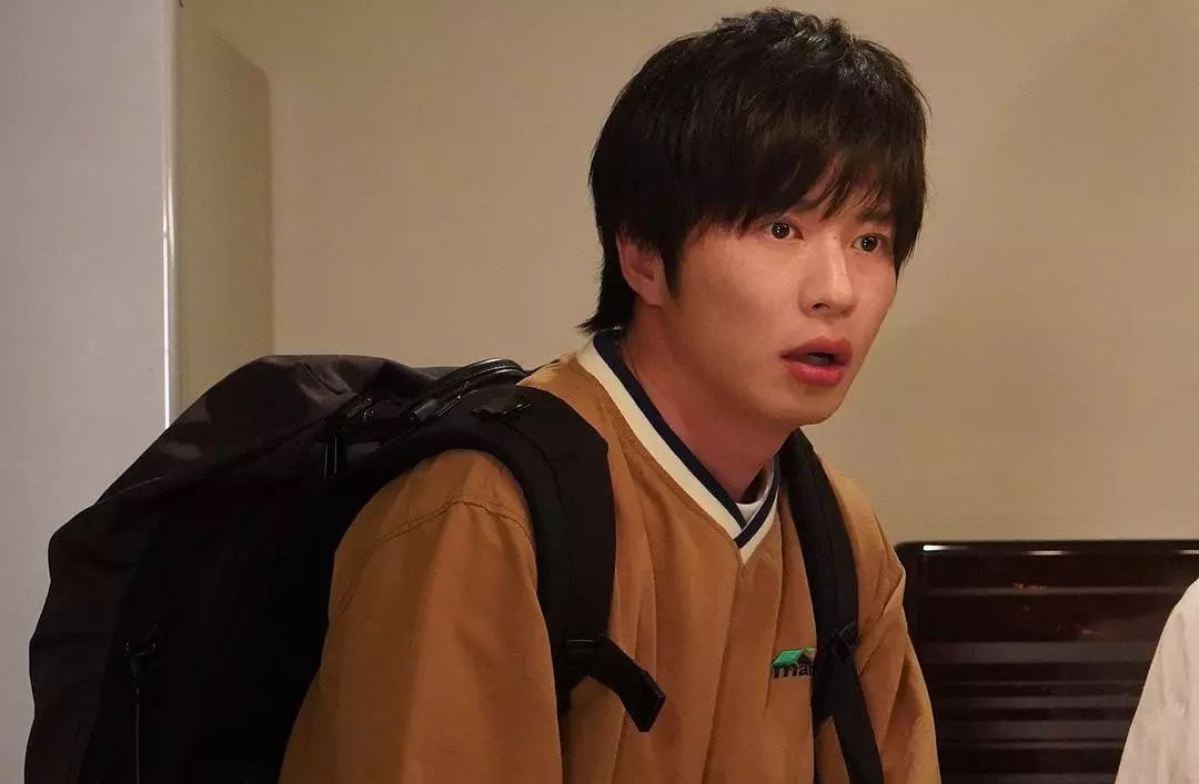 手冢翔太:田中圭饰34岁,住302室.健身房的教练,犬系丈夫.