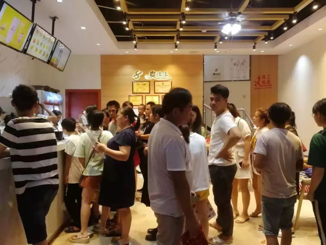 根本停不下来开业火爆现场开业期间买一杯送一杯爽洋洋奶茶店今日正式