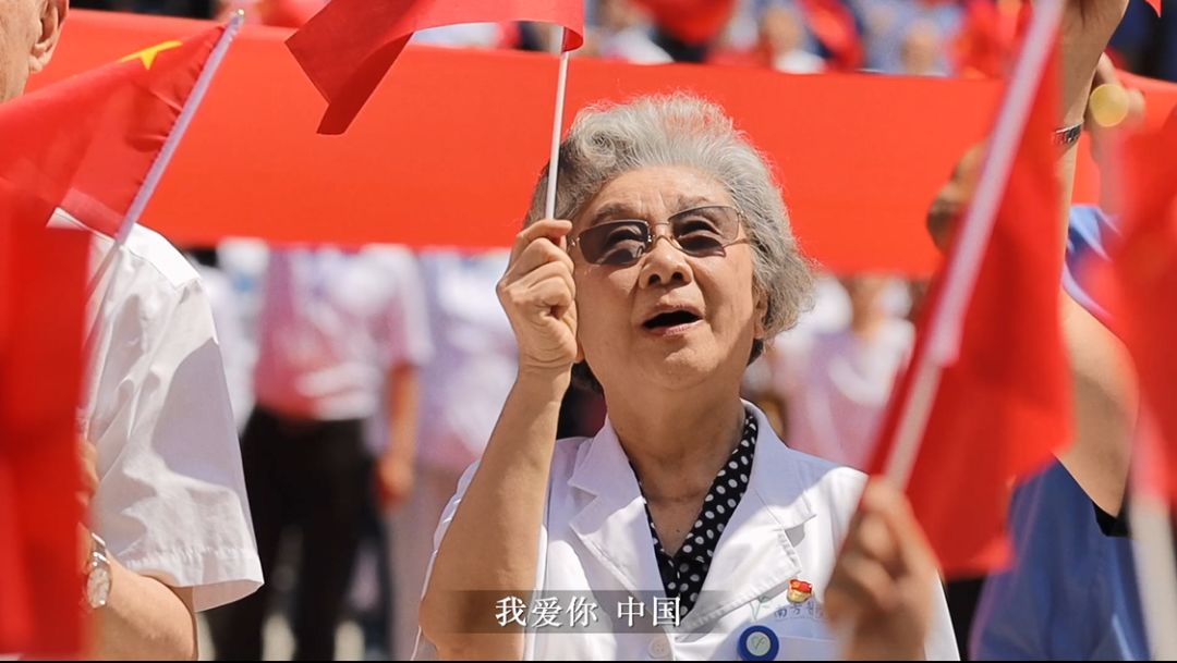 超燃南方医院快闪齐唱我和我的祖国登上学习强国