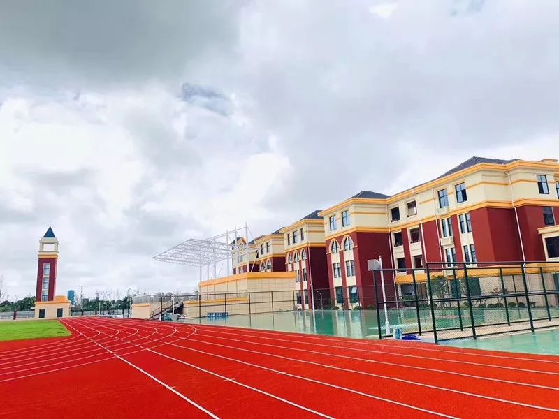 2019学年共有15个教学班,小港路北侧(文涛中学东侧);地处平湖市当湖