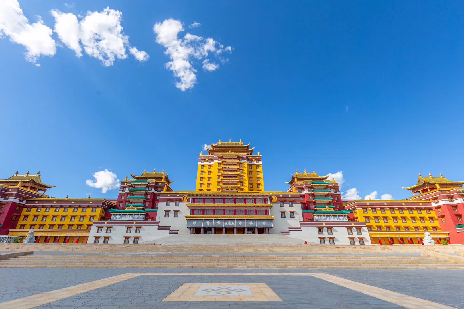 各莫寺又被称为慧园寺,是藏传佛教三大格鲁派寺院之一,更是是黄教六大