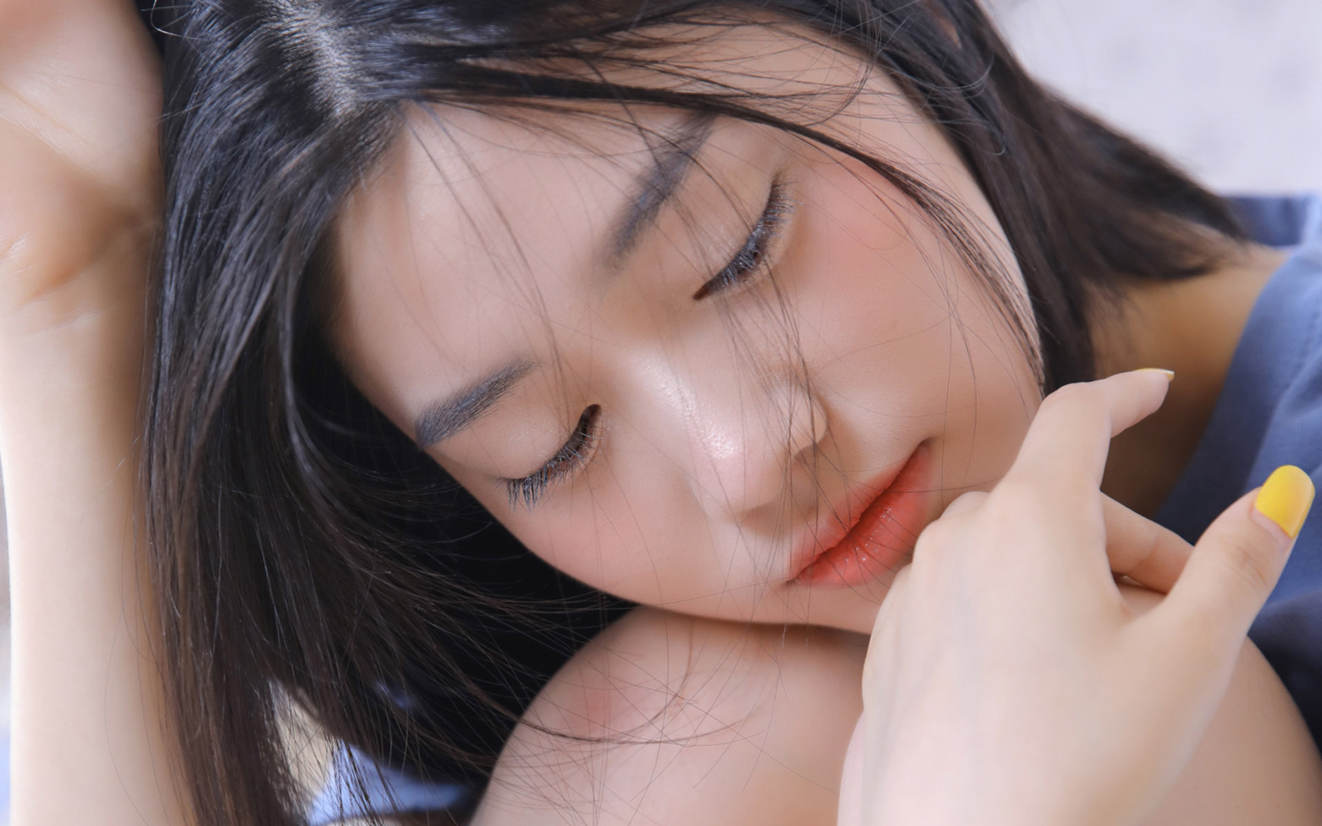 分手后水瓶默默离开选择祝福恋人然后一个人偷偷地流泪