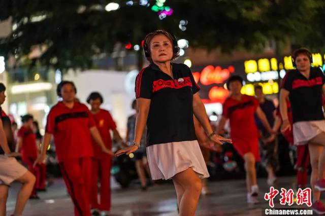 中国大妈跳广场舞图片