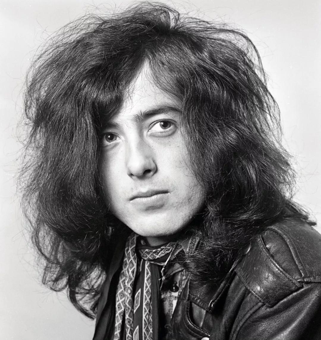 一个超级明星乐队,这位吉他手便是传奇人物jimmy page(吉米·佩奇)