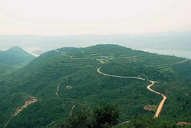 洛阳附近一处别致景区,风力大风车成排,地形像个官帽