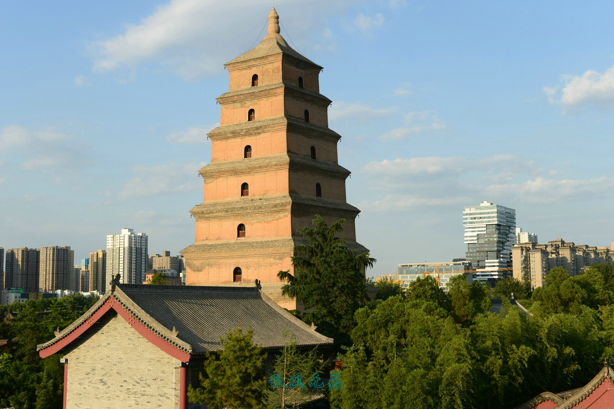 大雁塔北广场的高处瞭望,屹立于广场中央的大雁塔显得特别雄伟,塔南