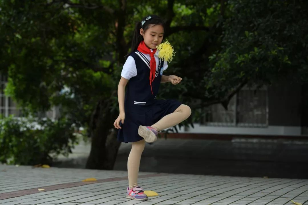 (下课期间,和同学比赛踢毽子也很有趣) 然而在一些贫困地区的校园, 没