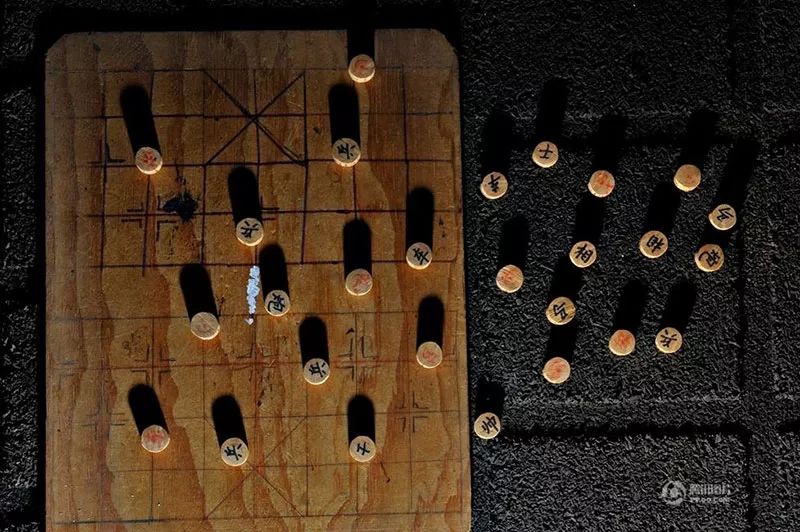 这款猎人擒虎棋,又叫打虎棋或猎人擒虎棋,是我国农村和山区比较流行的