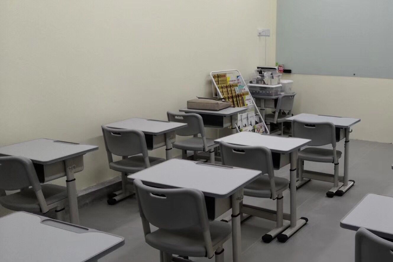 广州鸿汝生产的豪华升降学生课桌椅的桌面规格为60*40cm,凳面规格为