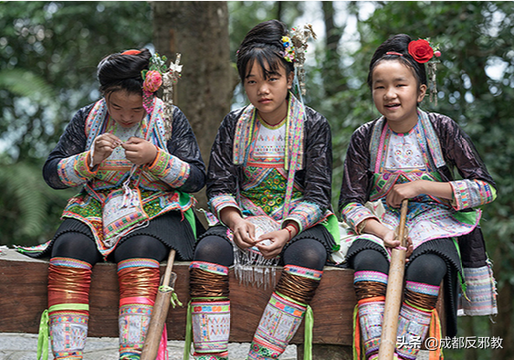 岜沙苗寨早晨女人与孩子