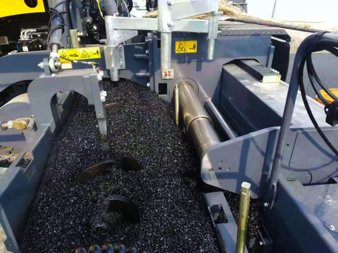 徐工沥青摊铺机增强型熨平板强势登陆河北大地!