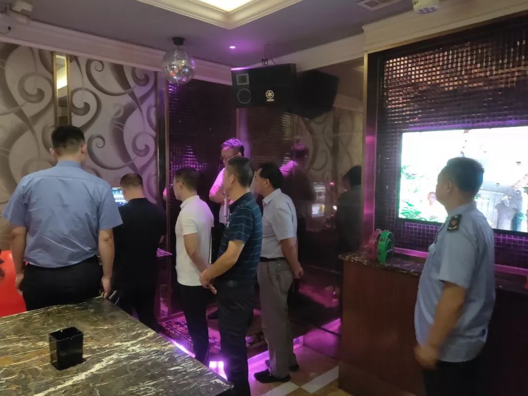 在ktv,重点检查是否办理娱乐场所营业执照并上墙,消防设施是否完好