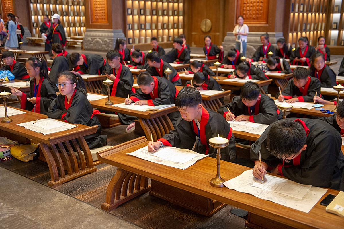 穿汉服学儒家文化,山东曲阜明礼生活夏令营受热捧