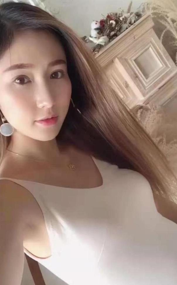 英皇集团继承人的网红女友晒孕照手脚纤细 19岁时曾嫁大10岁律师