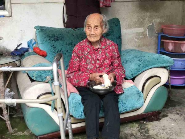 成都"最牛00后"将迎119岁生日 喜欢聊天看音乐节目_老人