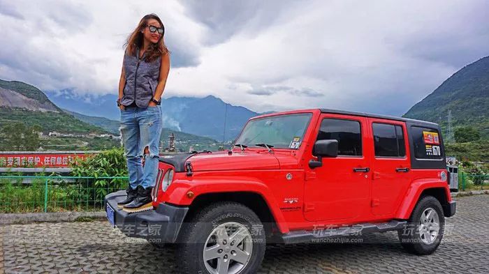 女车主定制粉色牧马人 改装后独一无二