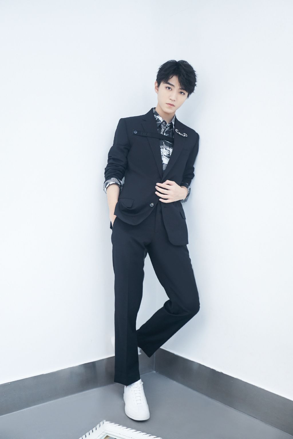 王俊凯开车送朋友回家,朋友一下车就呕吐不止,小凯的做法太像损友