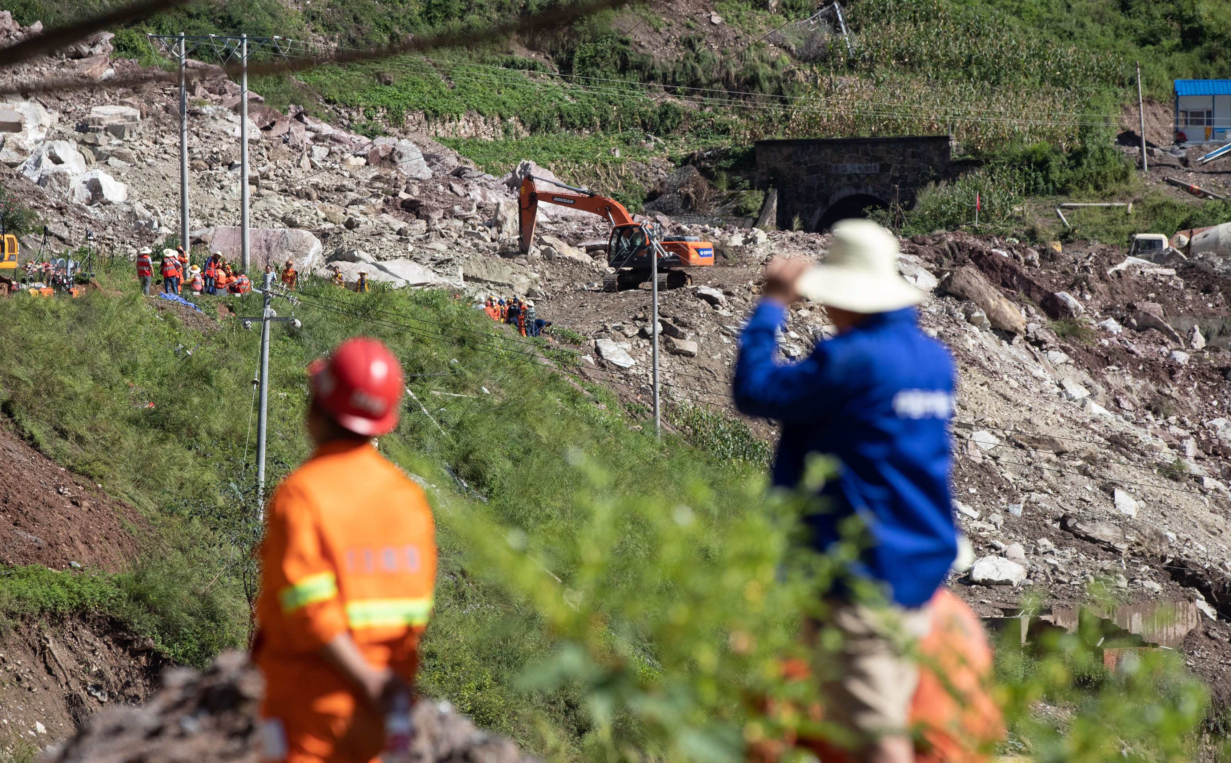 成昆鐵路線四川甘洛縣山體垮塌初步確認17人失聯