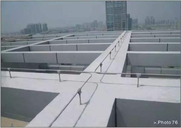 5,屋面避雷带做法粉刷女儿墙分格简洁到位,图案清晰,有效控制了墙面