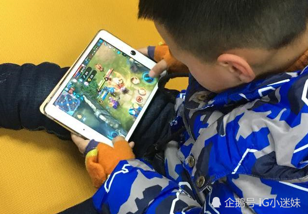 小学生玩王者荣耀太吵,被邻居骂"废物",看到成绩单后打脸了