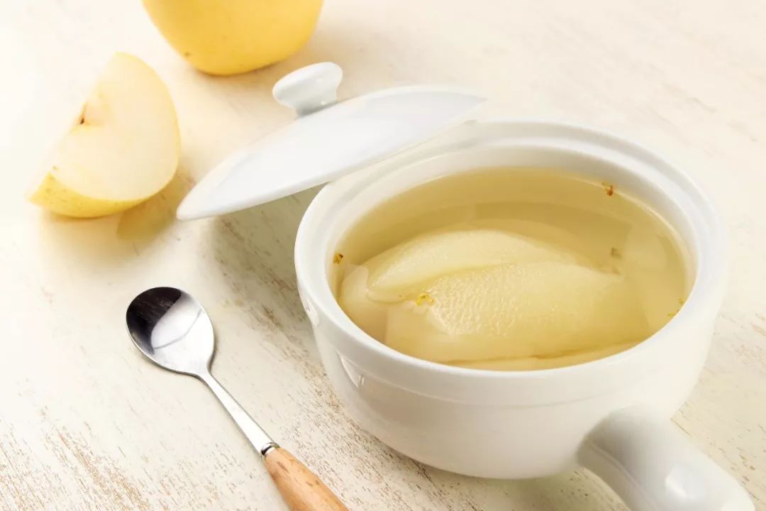 取雪梨1个(去核),鲜藕,荸荠,白萝卜,甘蔗,鲜百合各30克,榨汁后混匀